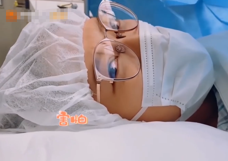 應采兒二胎剖腹產，陳小春全程緊握老婆的手，每個生命都來之不易