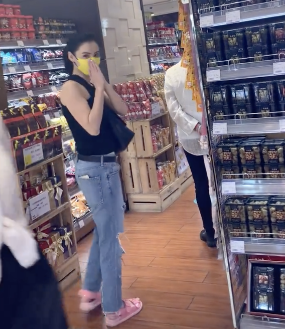 张柏芝逛超市被偶遇，背心配破洞牛仔裤超时髦，挥手打招呼很友善