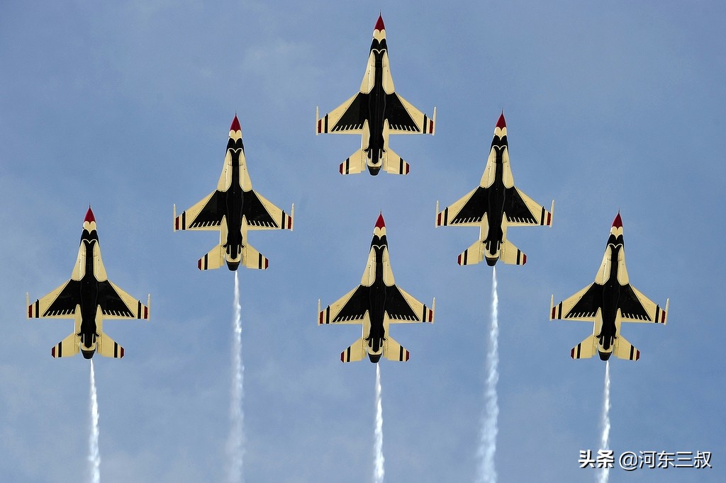美国空军雷鸟飞行表演队，飞机间距7-9米、高度差0.7米