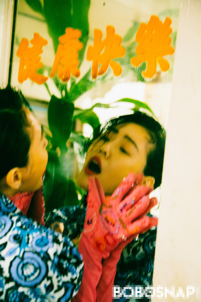 小S微醺湿发大片，傲娇自诩“时尚偶像”，一脸国际范更胜女儿