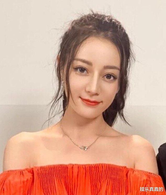 热巴与工作人员合照生图曝光，当照片放大十倍