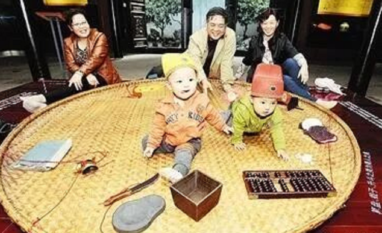 高圆圆女儿“抓周”，爷爷一脸苦笑：抓到了我