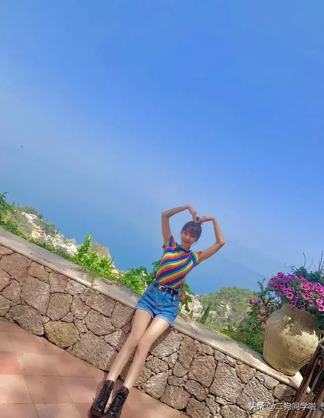 沈梦辰晒游客照，穿彩虹T恤配牛仔短裤，1米2大