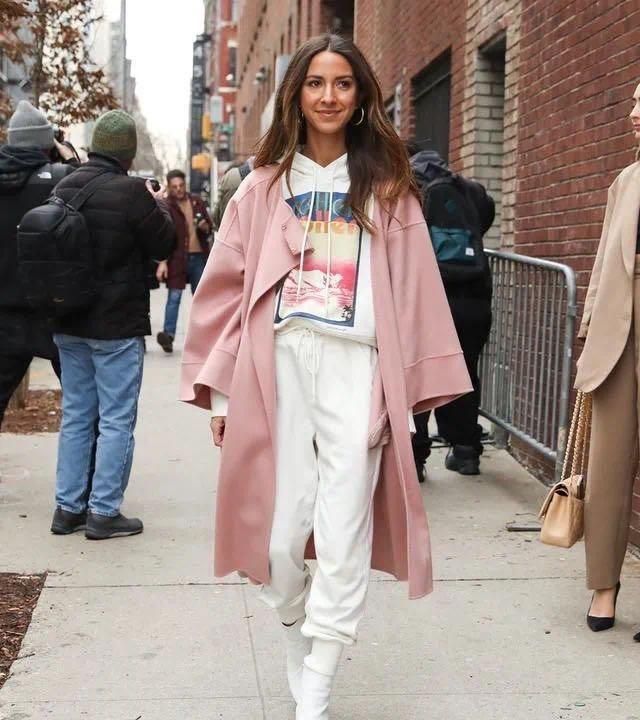 最近火了一种裤子：叫“卫裤”，遮肉显瘦又显