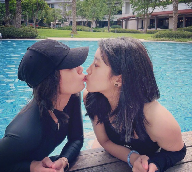 梧桐妹迎16岁生日，林若亚与孙志浩嘟嘴献吻，贾静雯送特别礼物