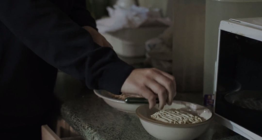 年幼弟妹要照料，瘾君子母亲要供养，这个高中