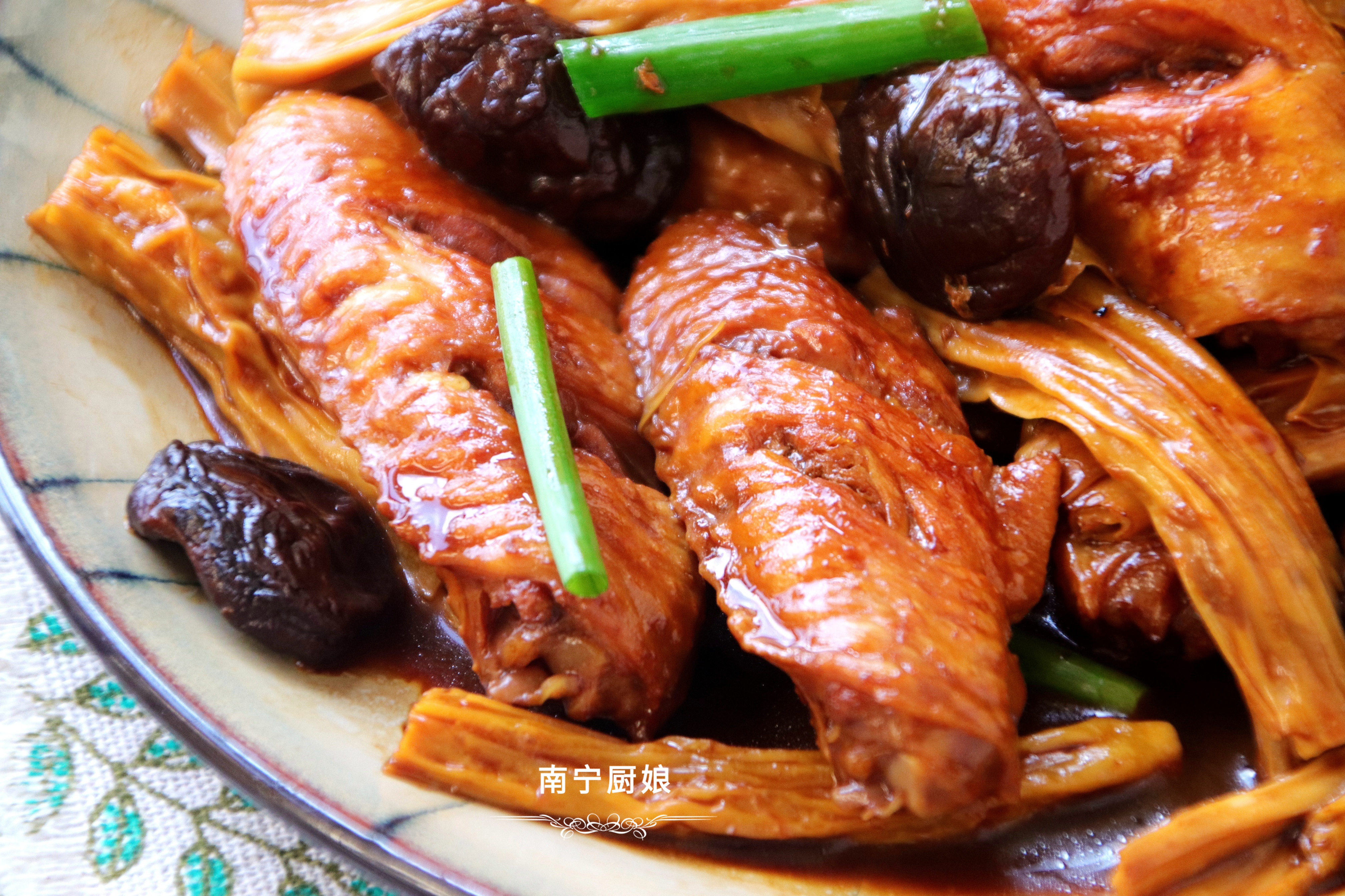 做红烧鸡翅，很多人下锅前就做错了，难怪做出来肉质发柴、腥味重