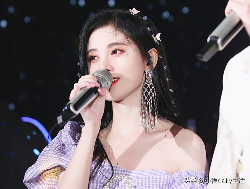 张翰鞠婧祎相拥演技被赞，“手势”暴露单身习