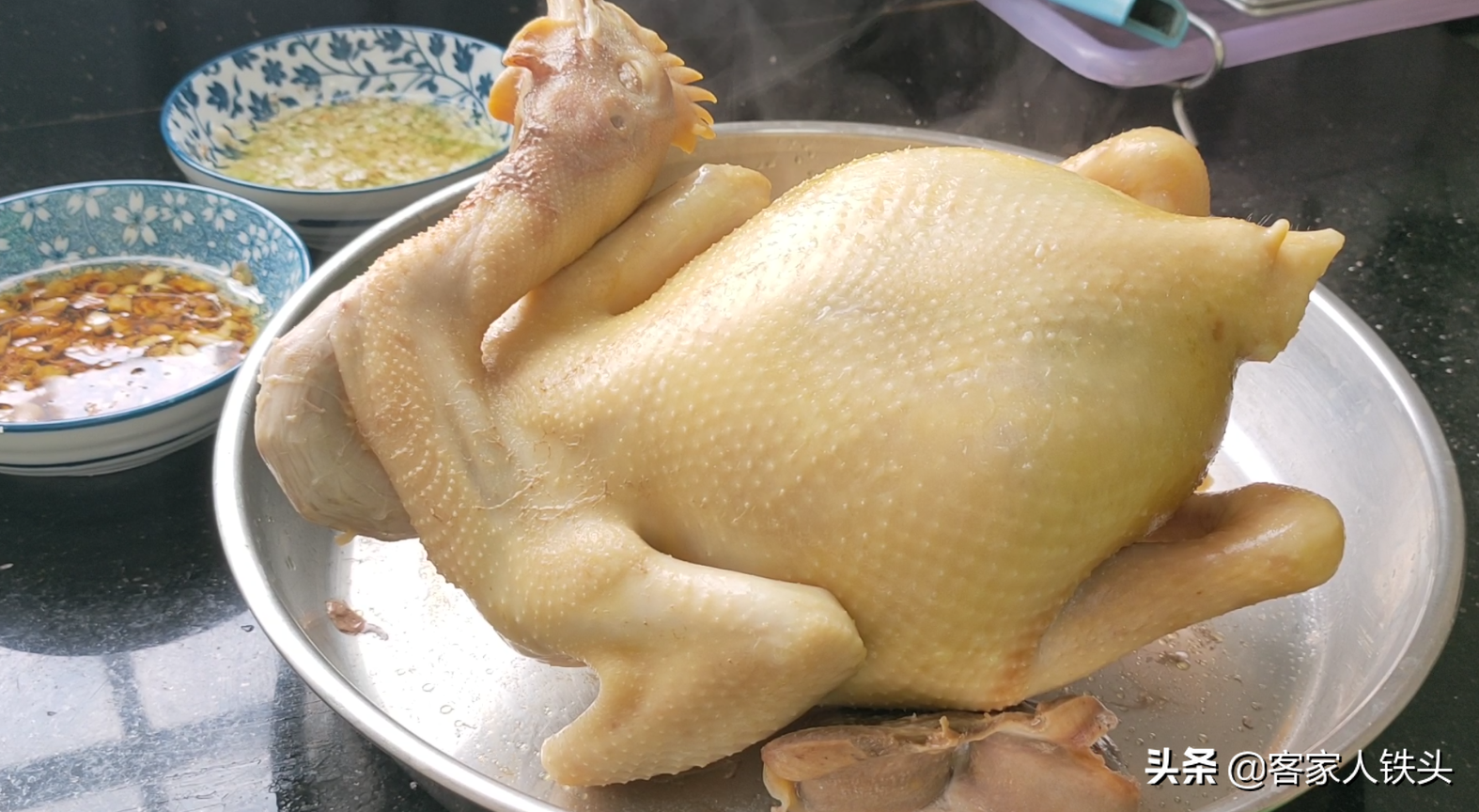 年夜飯雞肉怎樣吃？ 教你廣式白切雞正確做法，配2種蘸料爽滑味美