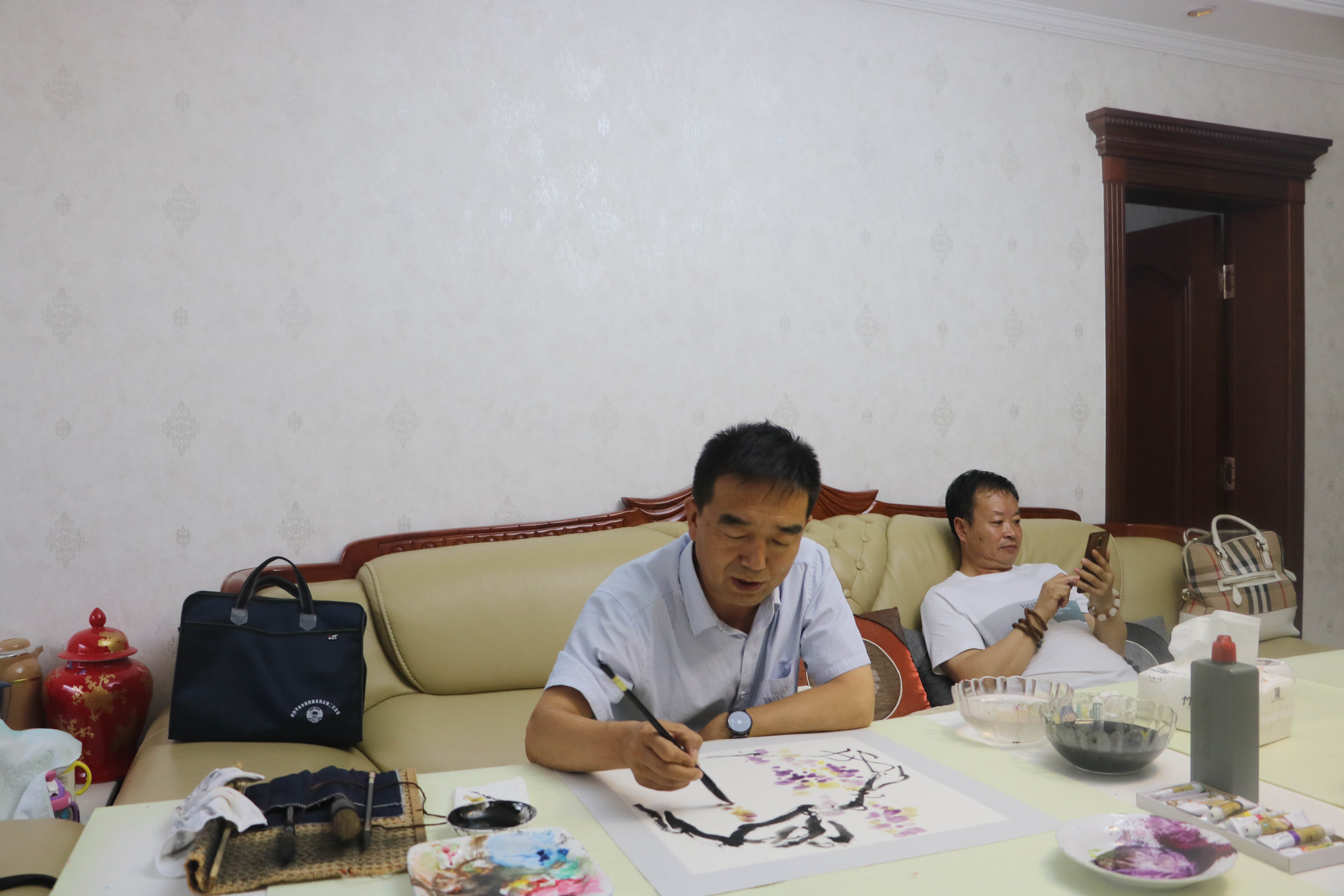 平凉几位书画名家走出画室在乡下田园开展书画创作交流