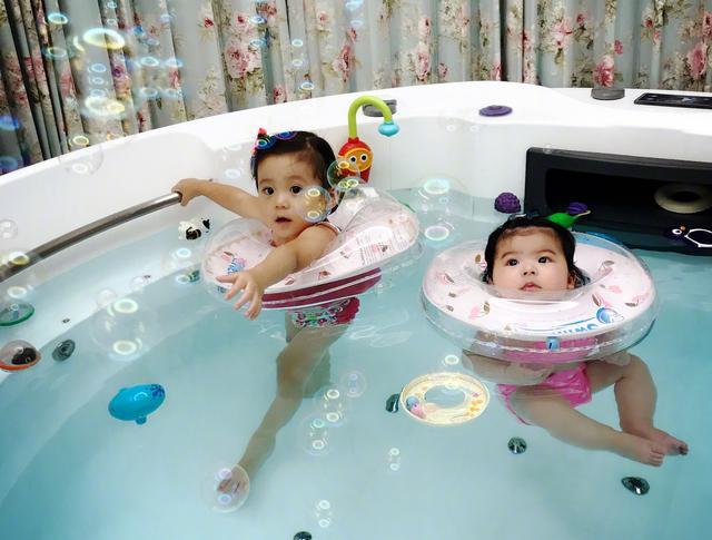 贾静雯修杰楷晒女儿户外骑自行车、打篮球，姐妹俩越来越像双胞胎