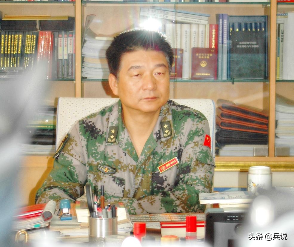 镜头里的将军：赵宗歧审问越军少尉，拍桌子大吼，吓得俘虏打抖