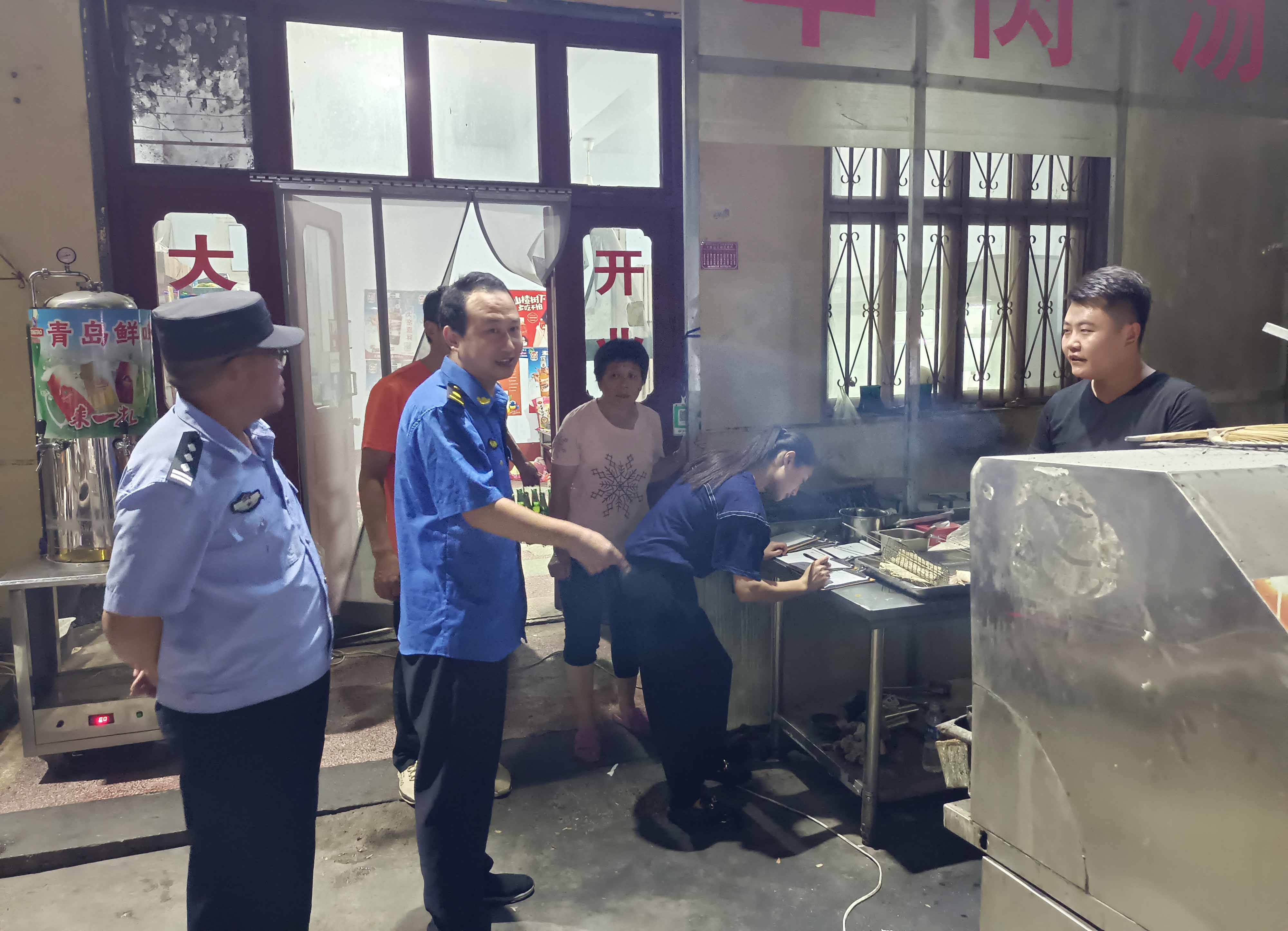临沭县综合行政执法局开展联合执法行动专项整治城区餐饮油烟污染