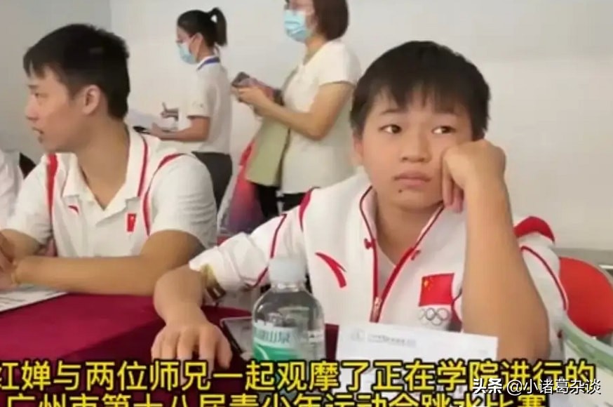 全红婵太难了！穿着奥运领奖服见领导，出了一身汗，撸起袖子签名