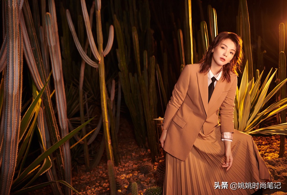 刘涛登上杂志封面，解锁各种造型，时尚穿搭凸显品味，又美又飒