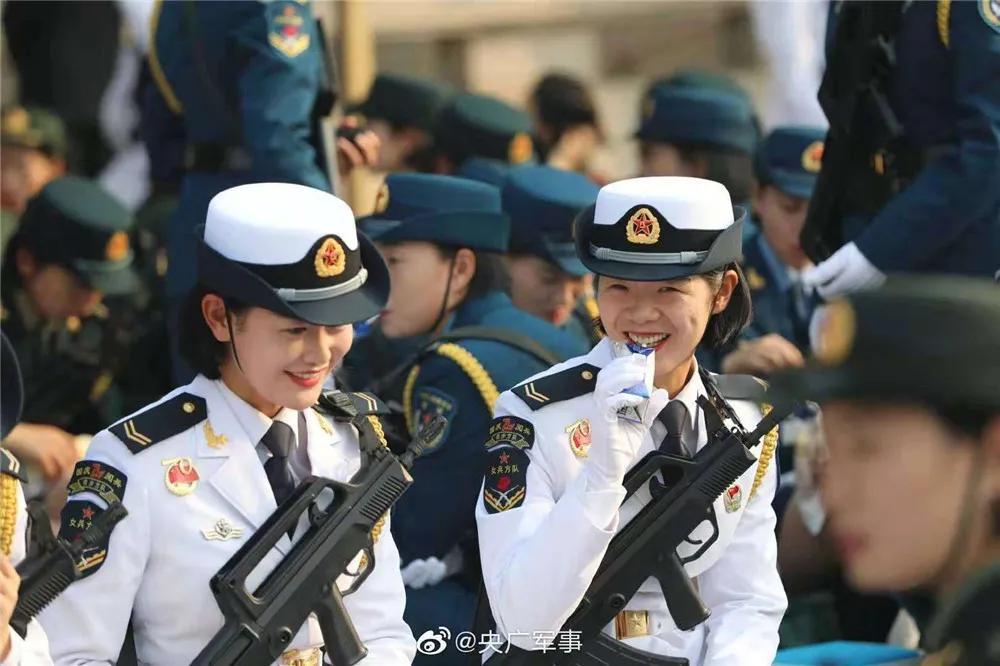 女兵入伍前后变化太大！网友：不一样的美，限