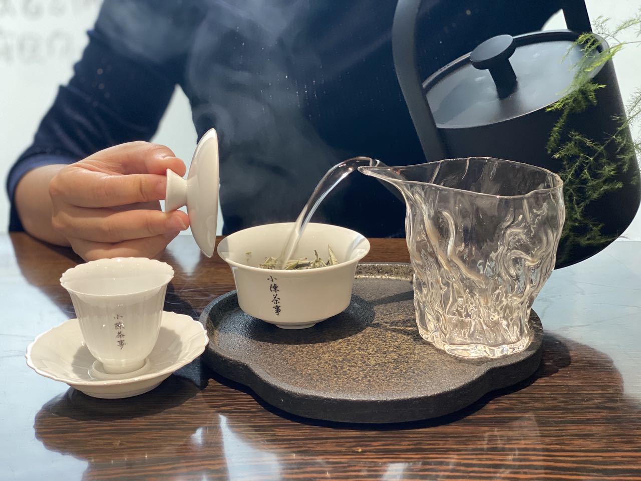 六大茶类中，绿茶、白茶、红茶、岩茶，分别需要什么水温冲泡？
