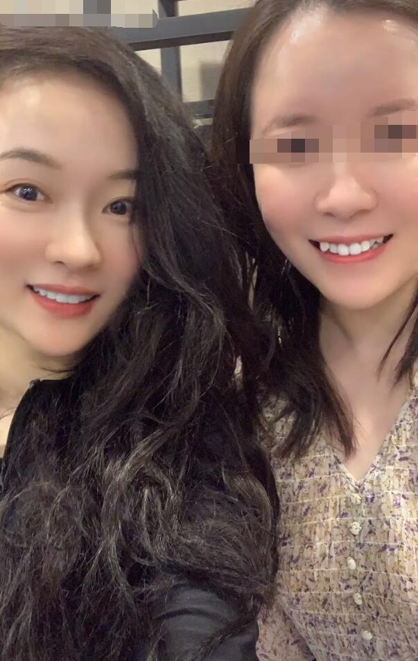 網友偶遇霍思燕杜江衝浪，嗯哼赤腳玩，粉絲被問小女孩說“三不”