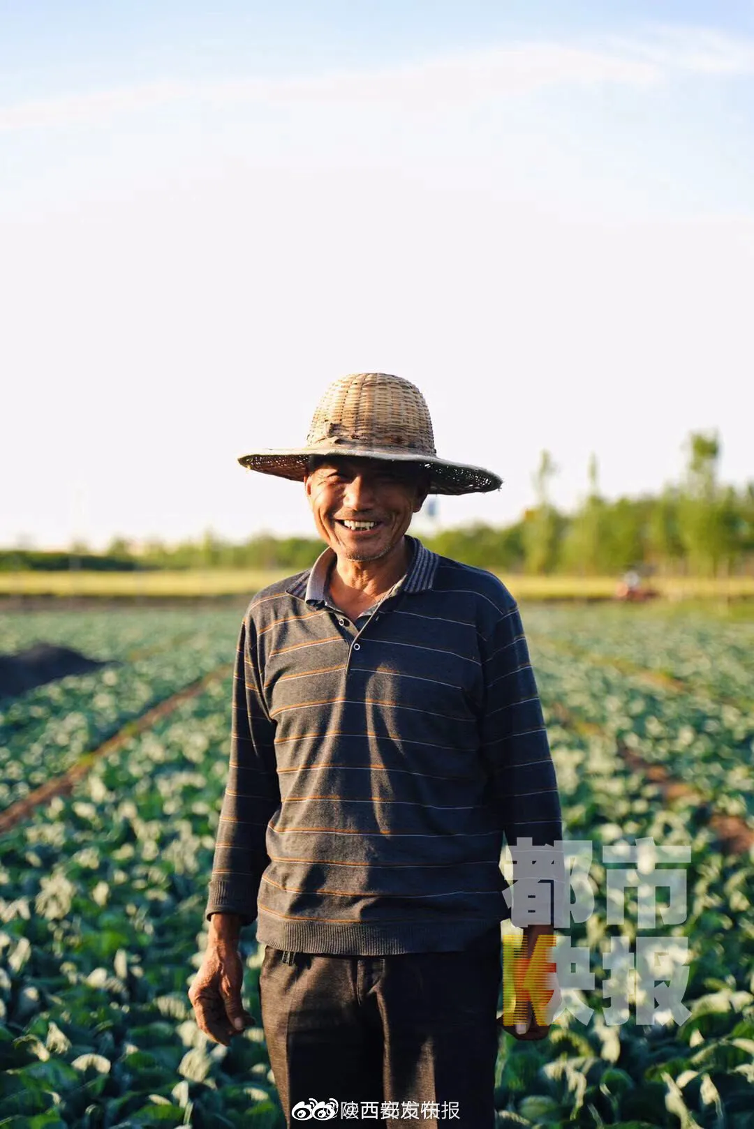 点赞！田间地头的摄影师 西安小伙用近十年时间为农村老人免费拍照