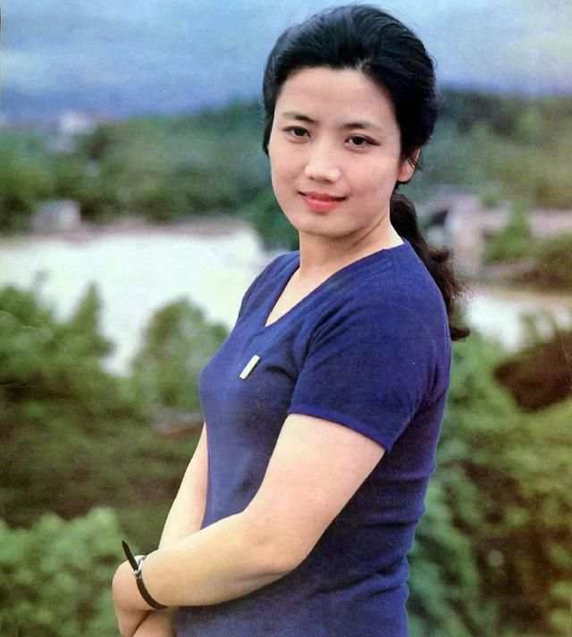 80年代当红女星李秀明，巅峰时隐退卖薯片，如今她过得怎么样了？