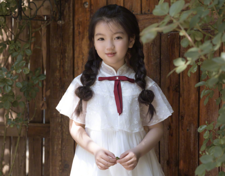 阿拉蕾亲妹妹照片曝光，两姐妹如同复制粘贴，这颜值也太好看了吧