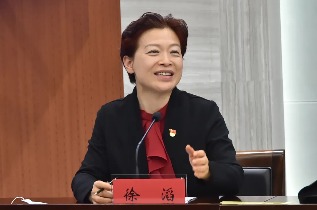 直奔主题,向全国人大代表问计——座谈会上全国人大代表徐滔,齐玫