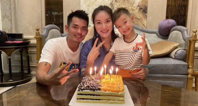 林丹携儿子为太太谢杏芳庆生，惊喜礼物曝光，夫妻恩爱甜蜜合影