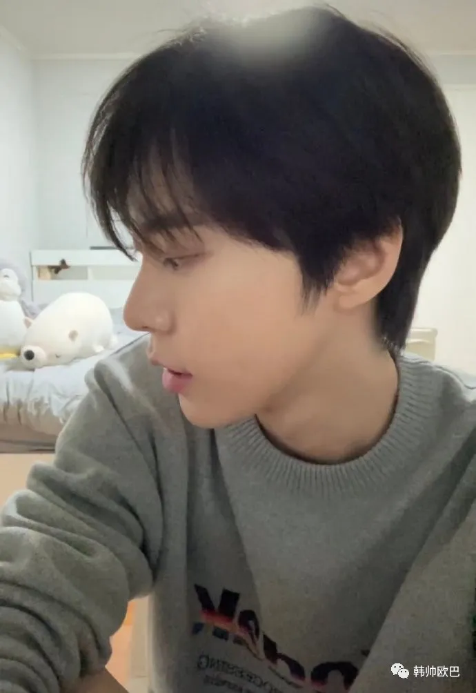 昨晚直播中美貌大发的这位男团爱豆,侧脸曲线也太鲨了