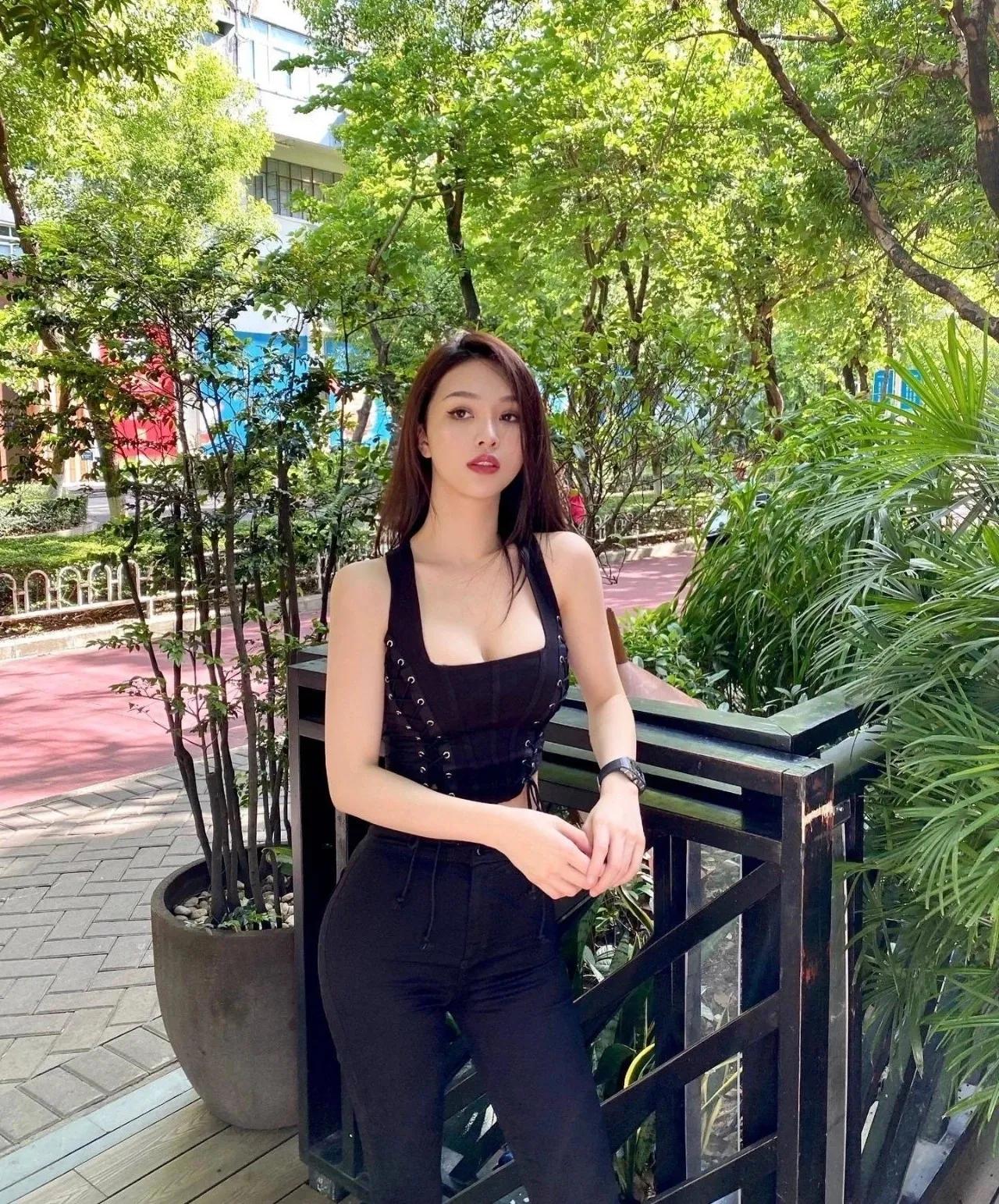清纯可爱模特身材大长腿性感美女图片