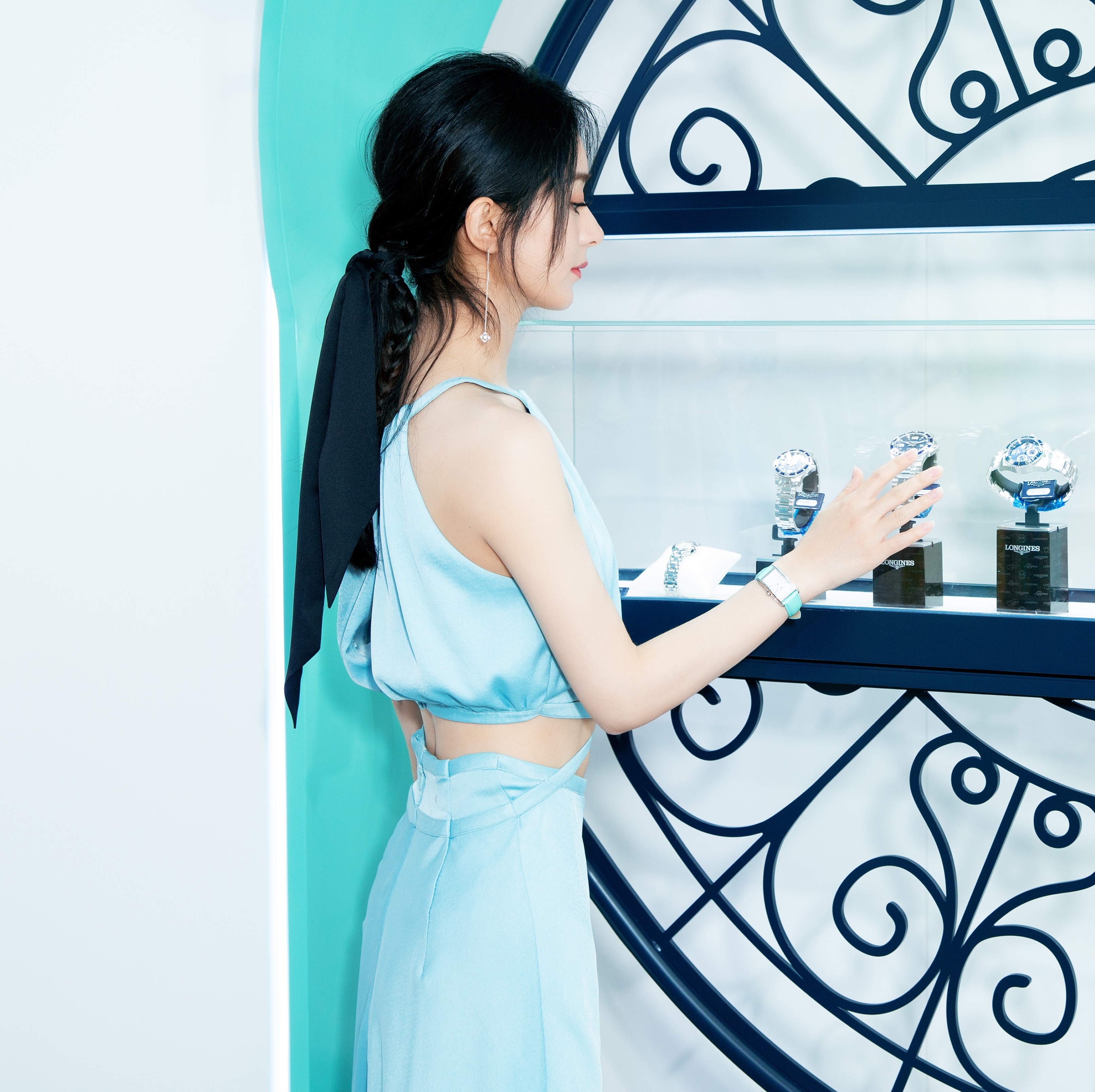 赵丽颖“小蛮腰”上热搜，产后不凹少女人设，