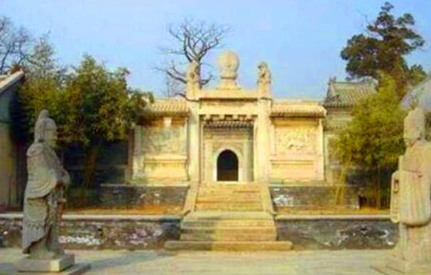 北京发现李莲英之墓，废3把铁锤才打开，棺中景