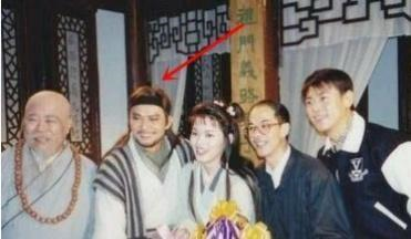 乔峰为什么老是戴帽子？当黄日华摘下帽子，网友瞬间秒懂