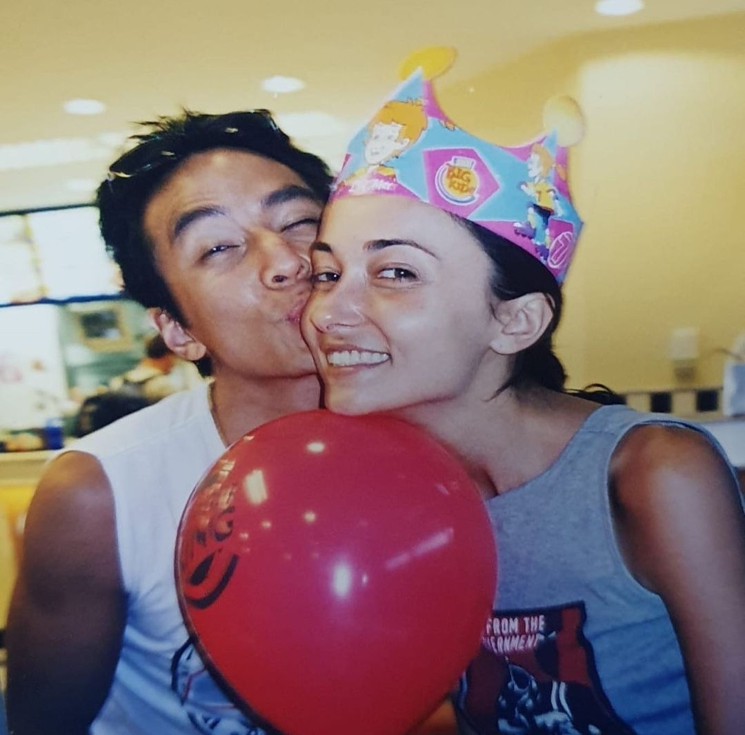 吴彦祖携妻复刻20年前恩爱旧照，为43岁Lisa庆生，自侃发量变少