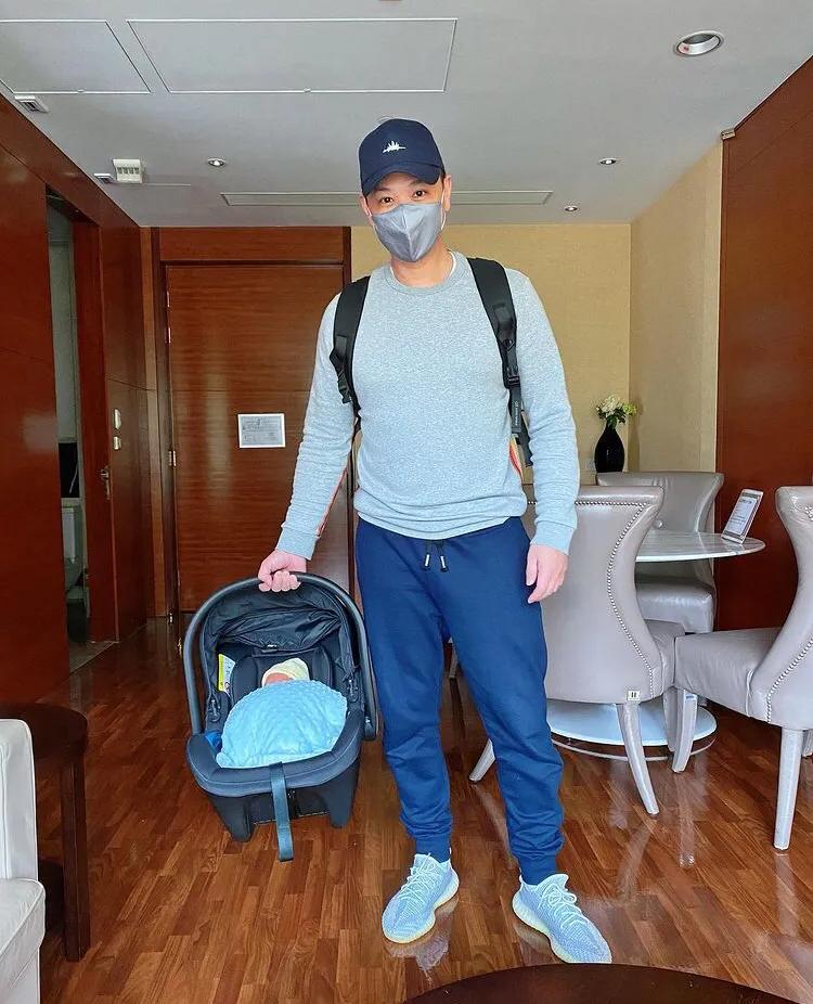 胡杏兒曬全家福慶三胎兒子滿月，一家五口同框畫面溫馨幸福