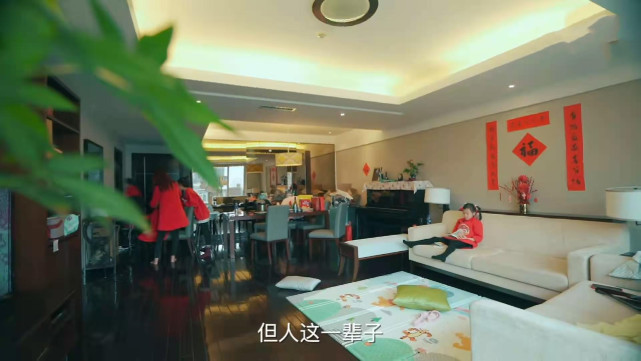 張晉新年首曬全家福，三個兒女同框送祝福，豪宅內景罕見曝光