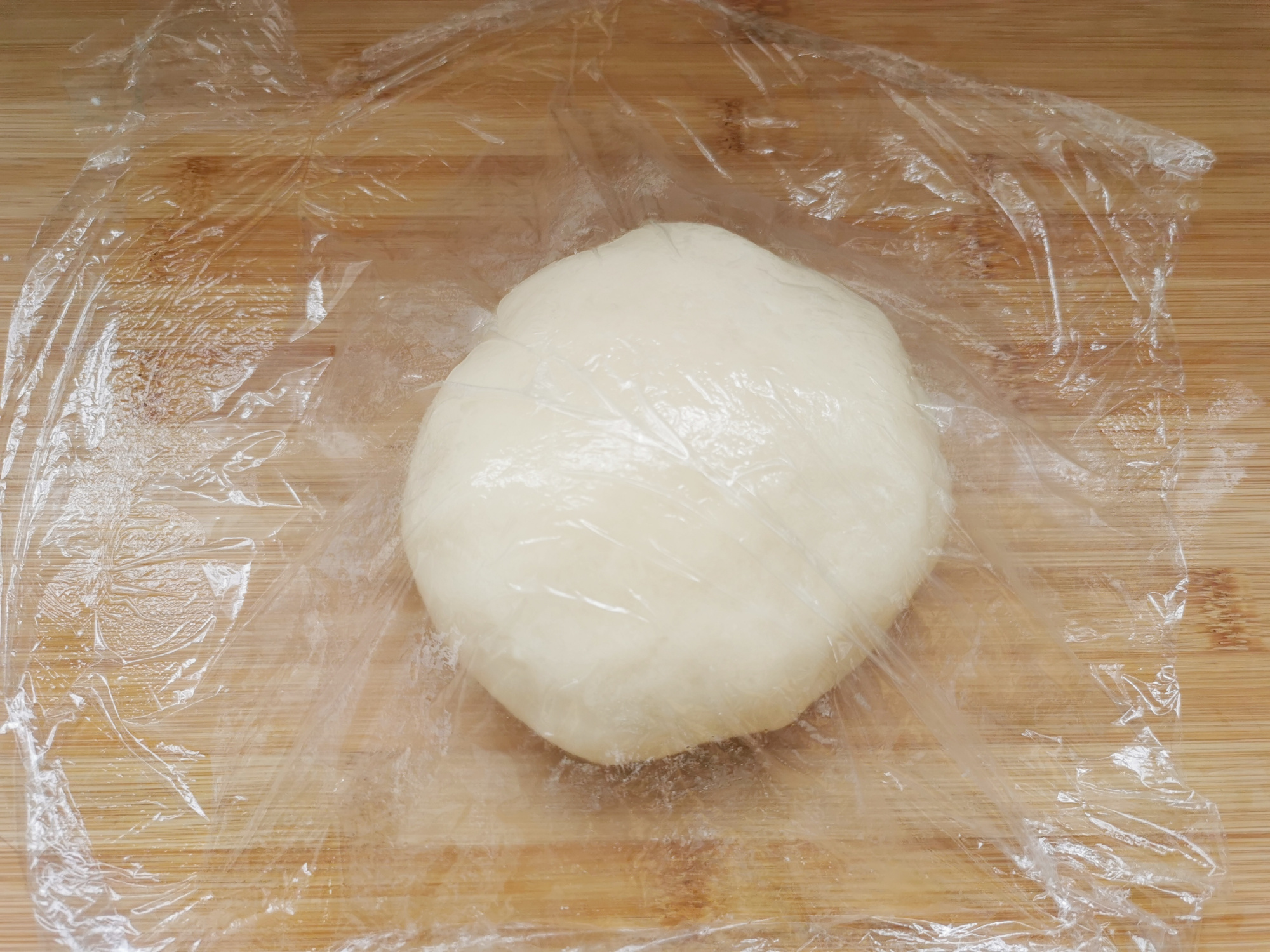 面粉中倒入开水搅一搅，做出来的糖糕个个空心鼓大泡，外酥里软