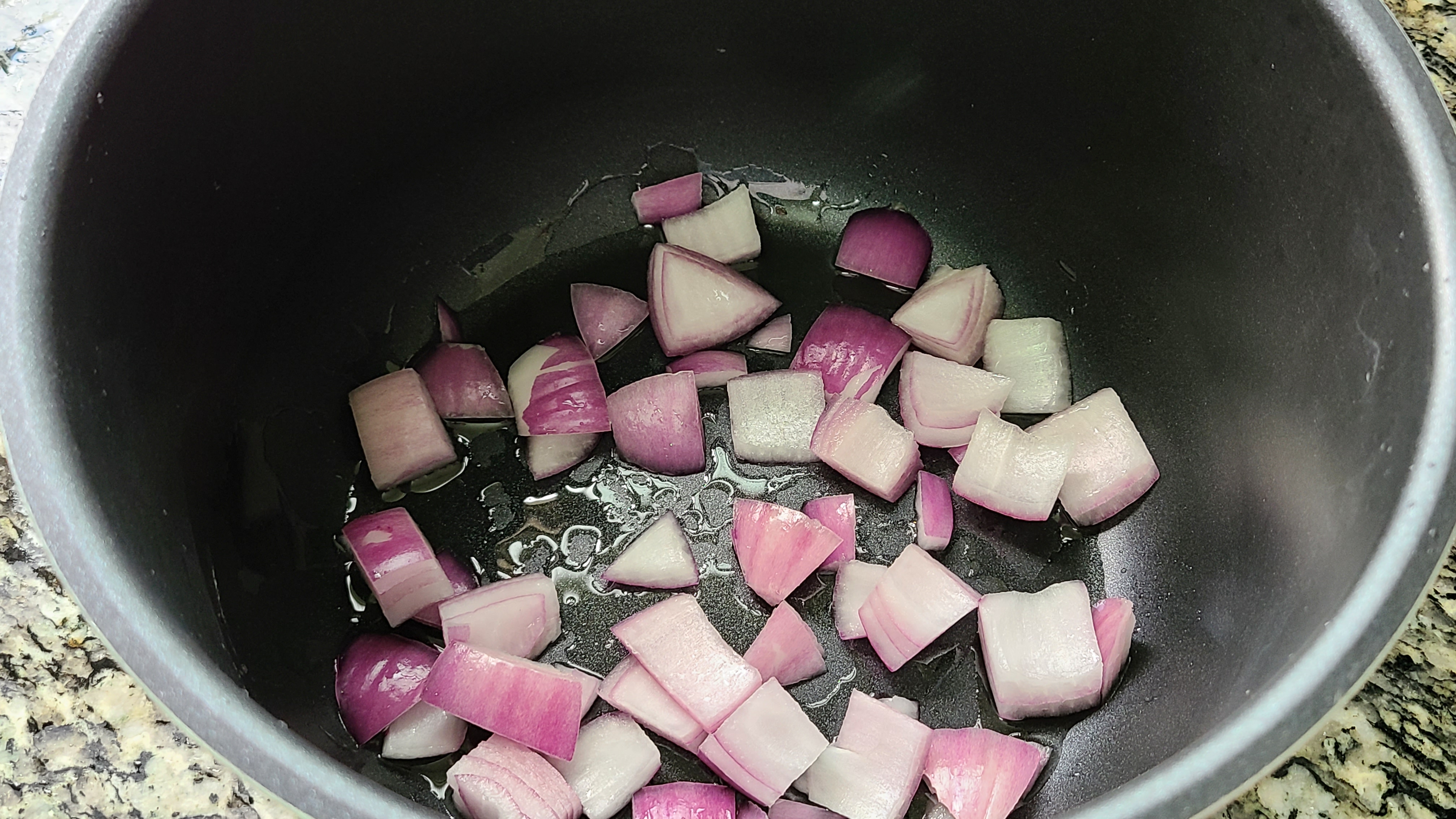 电饭煲焖鸭，不放水也能做，做法跟配方都告诉你，香味浓味道好