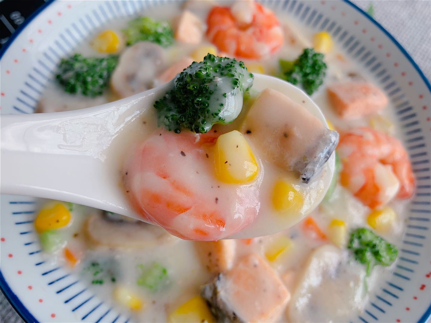 图片[3]-奶香三文鱼蘑菇汤做法步骤图 适合孩子吃 肉嫩刺少-起舞食谱网