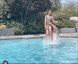 吴彦祖优良基因没浪费！混血女儿美得惊艳，7岁大长腿瞩目似超模