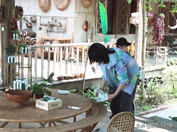 彩灯追赶张子枫时，谁注意彭昱畅的举动？怕是