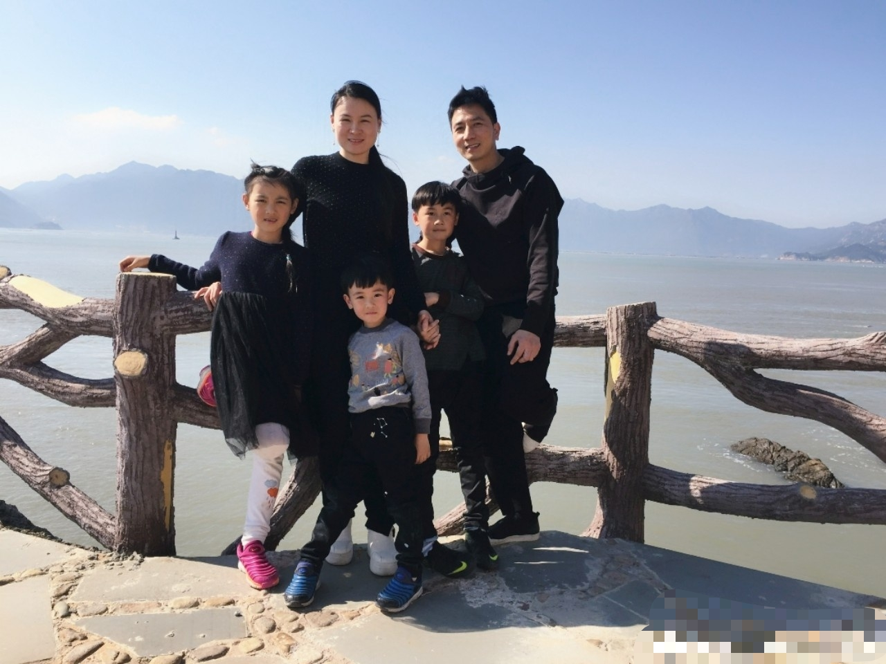 保姆纵火妻儿4人丧命，4年后他再婚生女，网友：满口深情全是生意