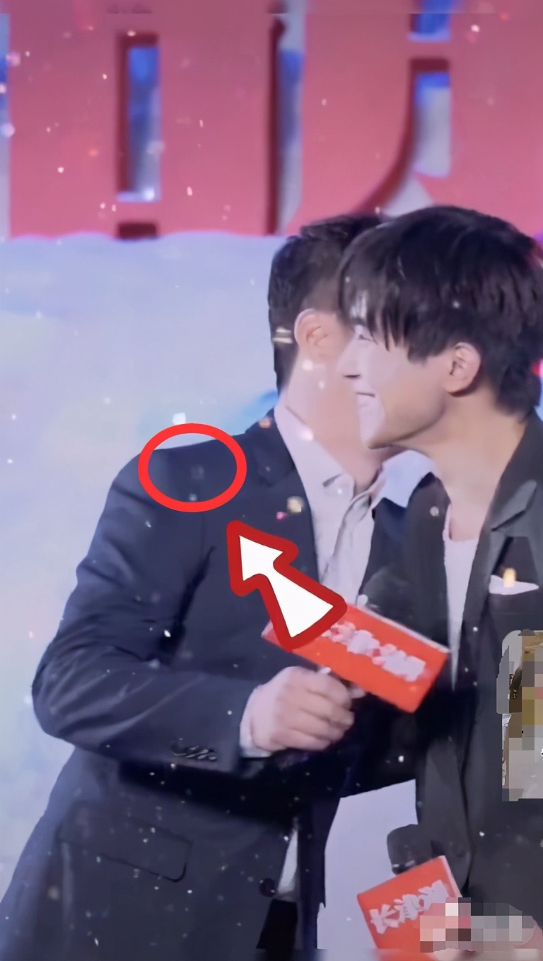 易烊千玺拍《长津湖》，合影时表情搞笑，拥抱后谁注意吴京衣服？