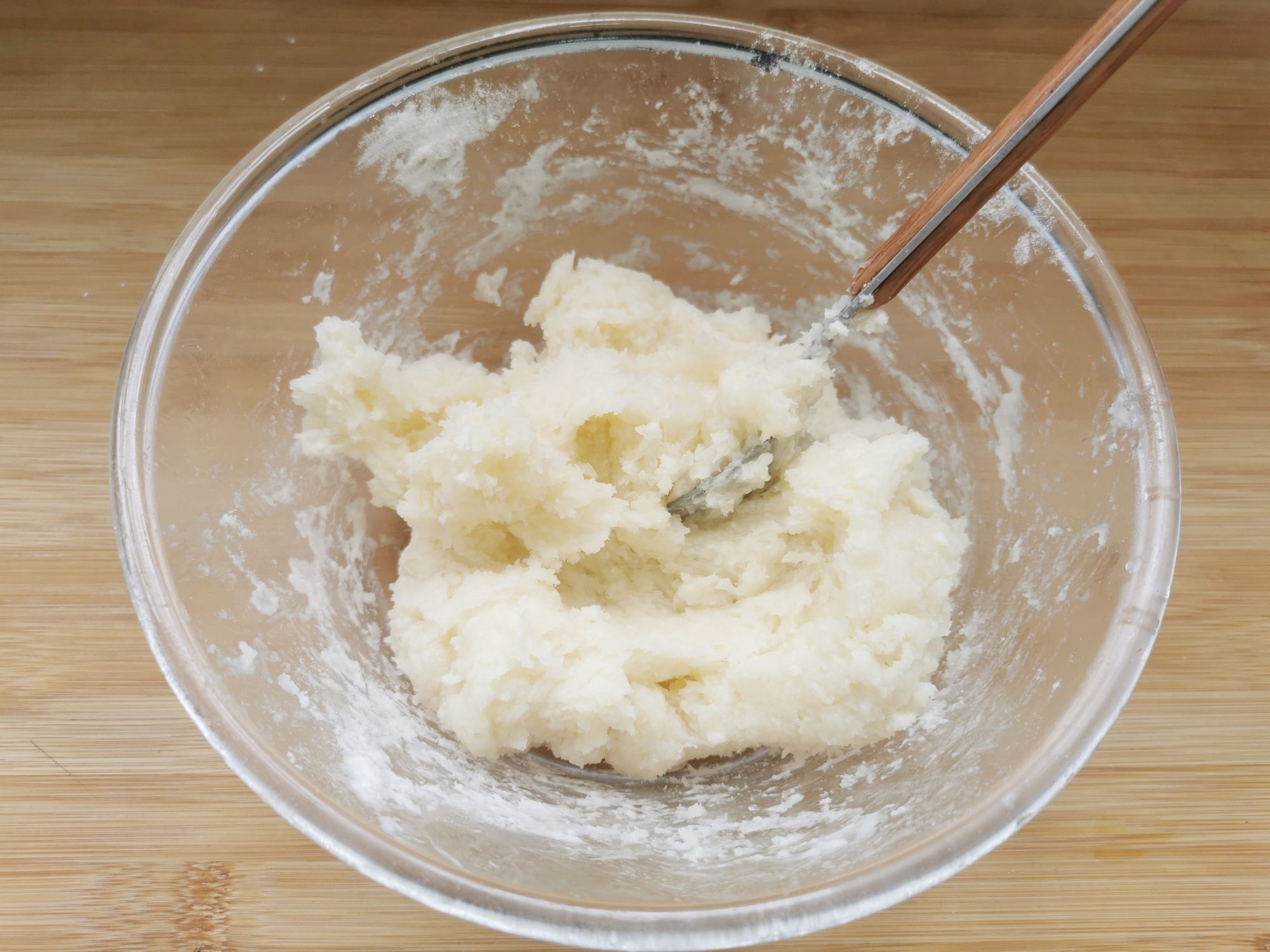 面粉中倒入开水搅一搅，做出来的糖糕个个空心鼓大泡，外酥里软