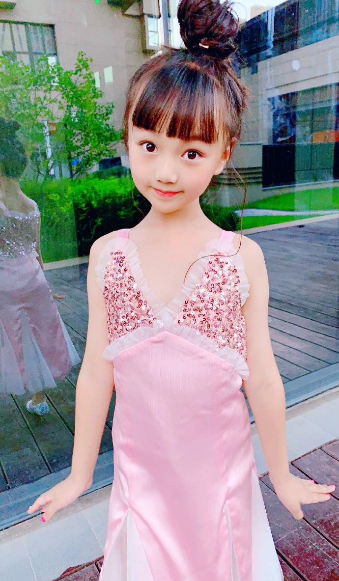 《爸爸去哪儿》小山竹近照曝光，浓妆打扮露腰装，网友怒批太成熟