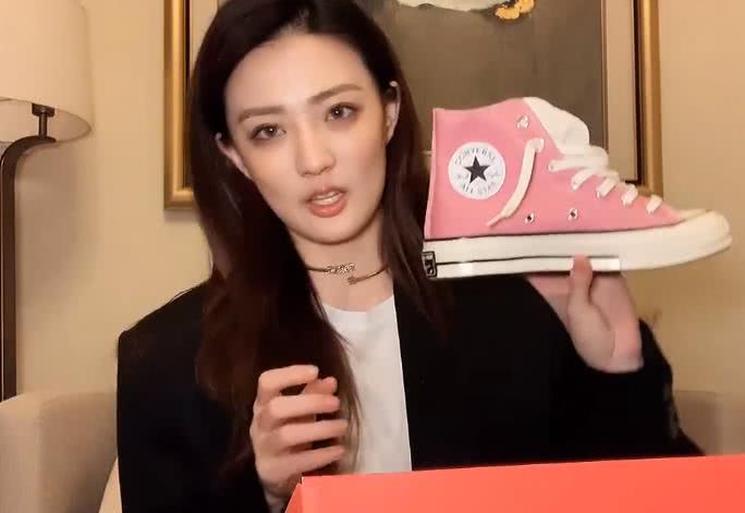本以为徐璐穿64块的T恤很节俭，可得知她的凉鞋价格，我又酸了
