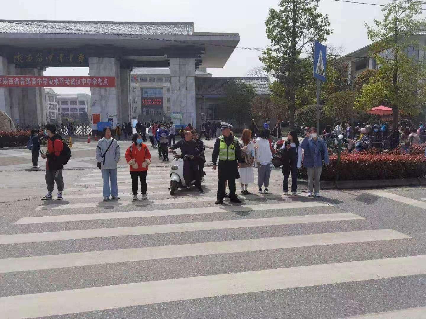 不负春光“警”色美：汉中交警一大队“护花”、“护考”、“护祭扫”