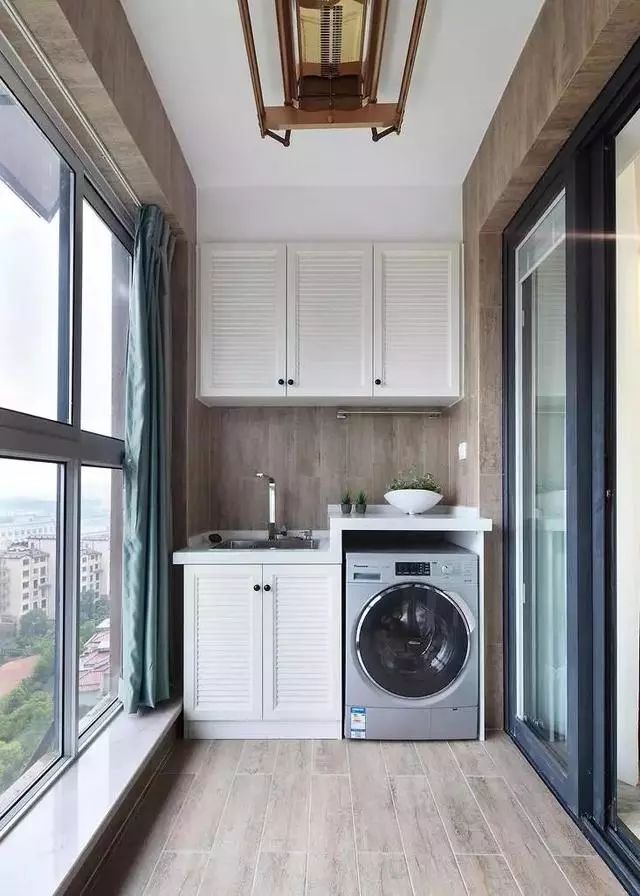 我们都知道如何在阳台上安装洗衣柜，但是这些细节你注意到了吗？