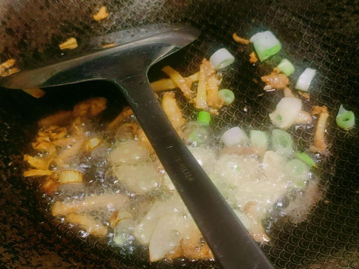 Teach you how to cook yellow croaker fried pickled vegetables, the cooking is fine and unique