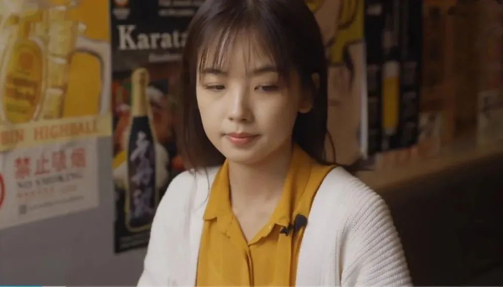 在张竣带着王冰冰来到日料店时,记录了并不知道还在拍摄的王冰冰的