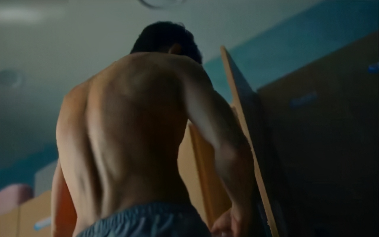 我们的 都教授 又回来了 首集就露出八块腹肌 你想不想拥有 资讯咖